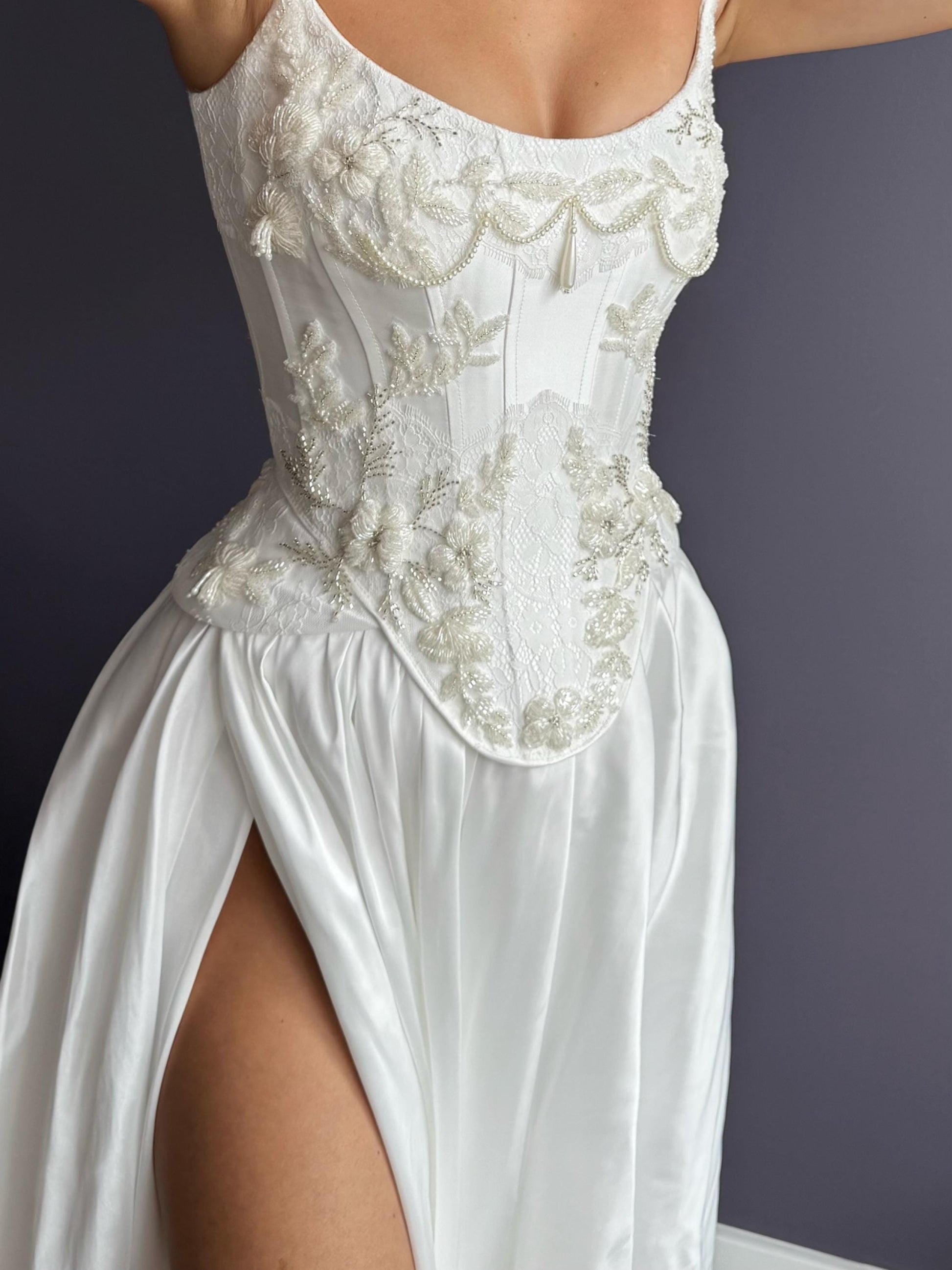 Luxury Ivory Corset Wedding Dress – Hand-Embroidered Bridal Gown – Taffeta Skirt with Slit – Unique Couture Wedding Outfit – Custom Made