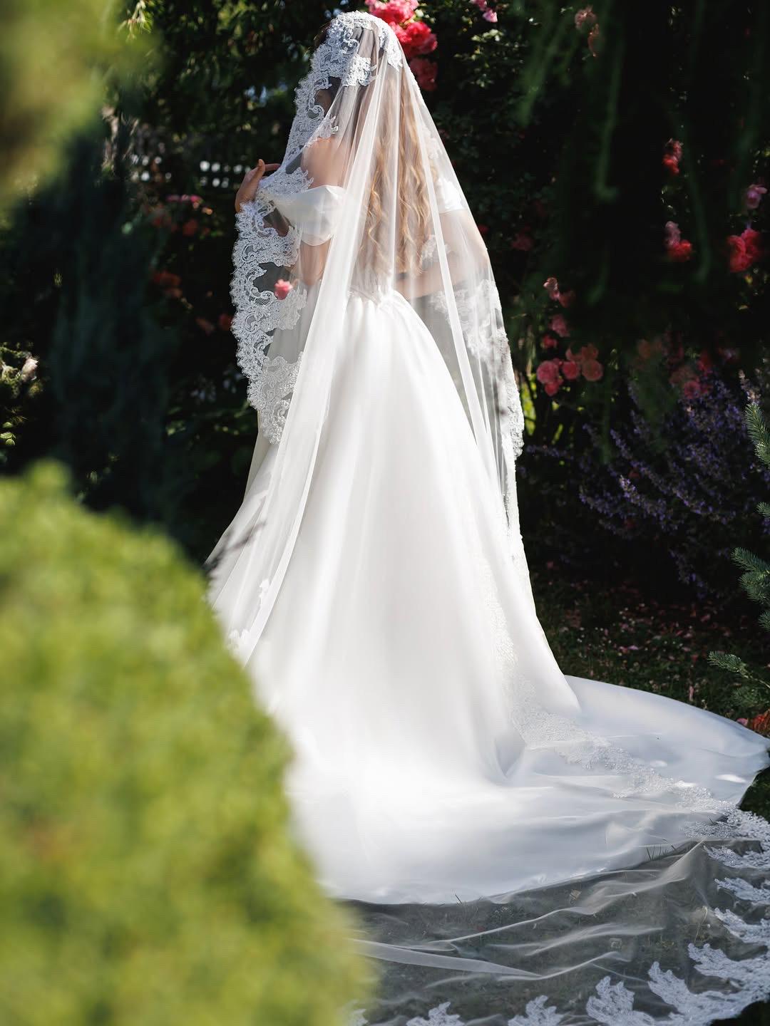 Cathedral Length Lace Bridal Veil, Vintage Mantilla Bridal Veil, Tulle Edge Veil with Lace Trim, Chapel Wedding Veil, Fringe Veil Detail