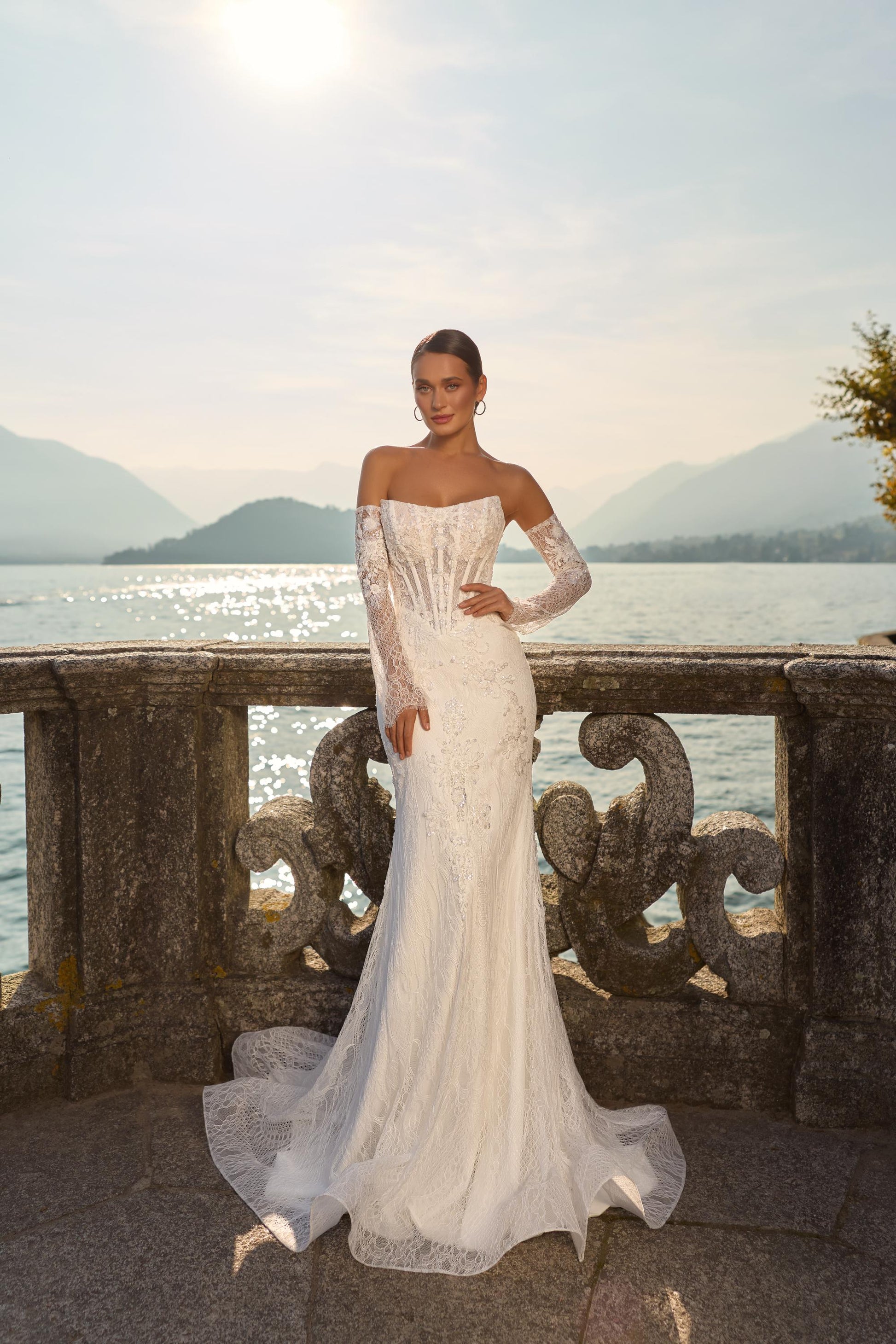 Strapless Lace Wedding Dress Corset Bridal Gown Elegant Fitted Wedding Dress with Train Italian Style Bride