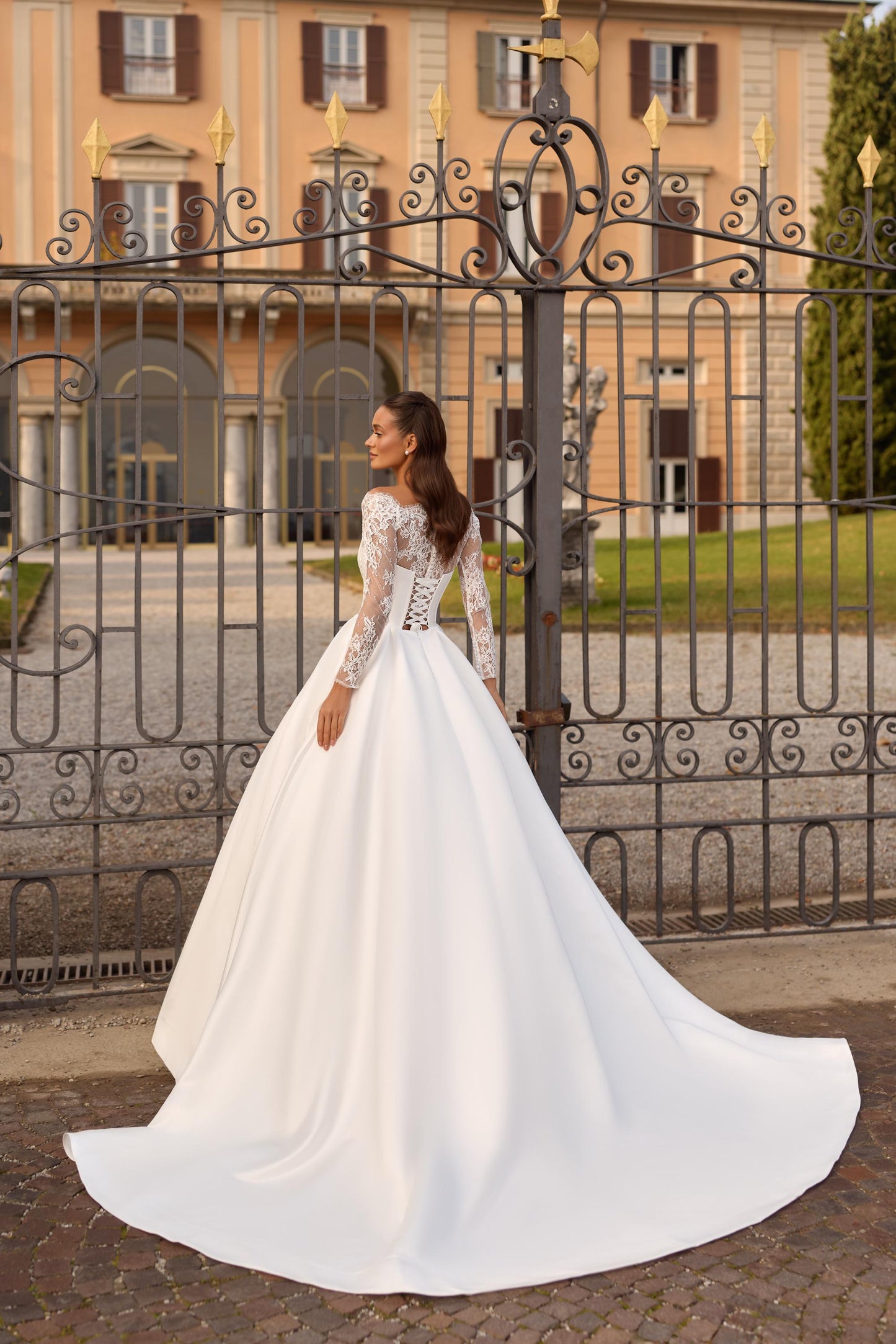 Ball Gown Wedding Dress Corset Bridal Gown with Lace Sleeves Elegant Classic Princess Wedding Dress
