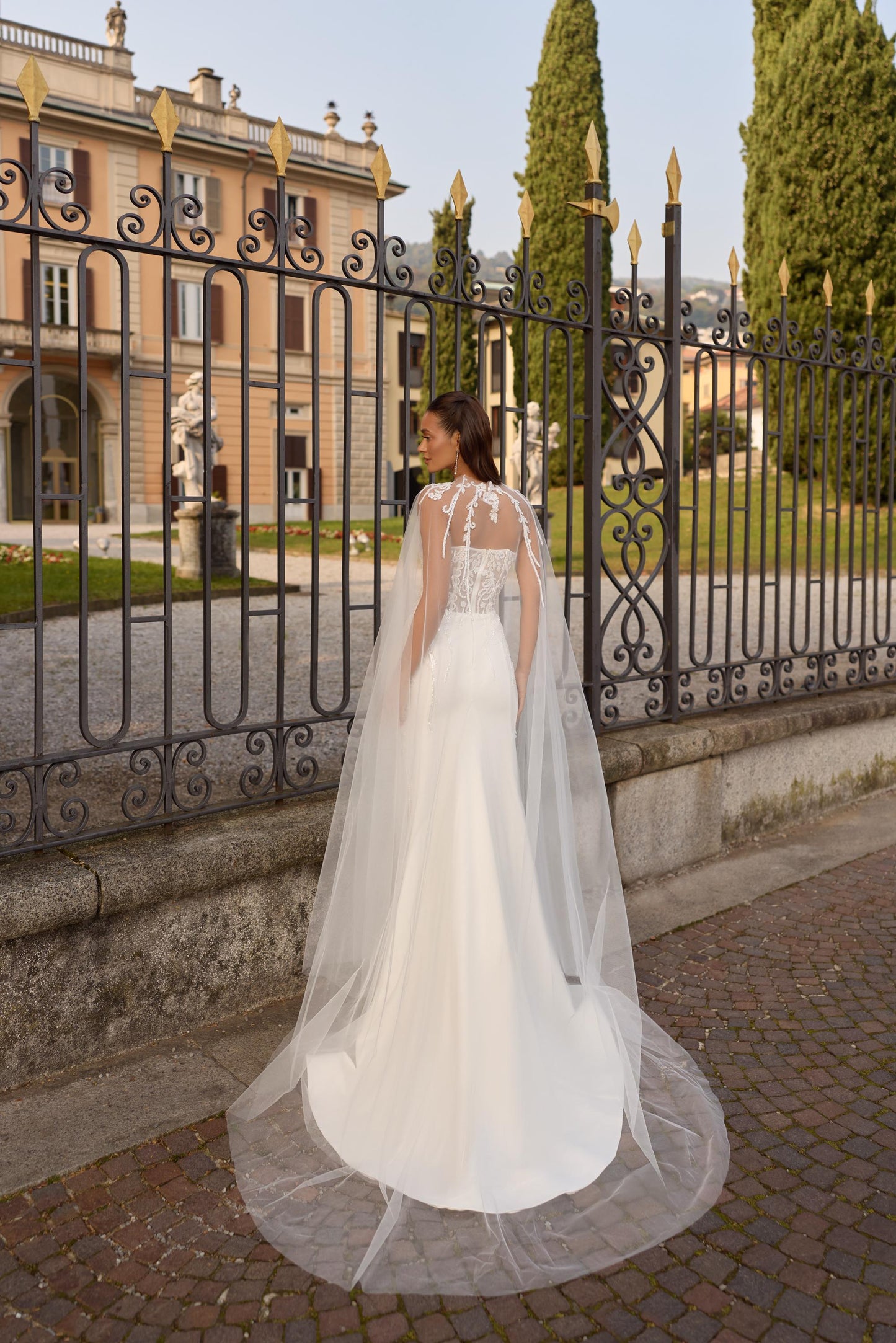 Wedding Dress Lace Corset Bridal Gown with Cape Veil Mermaid Wedding Gown Elegant Modern Bridal Dress