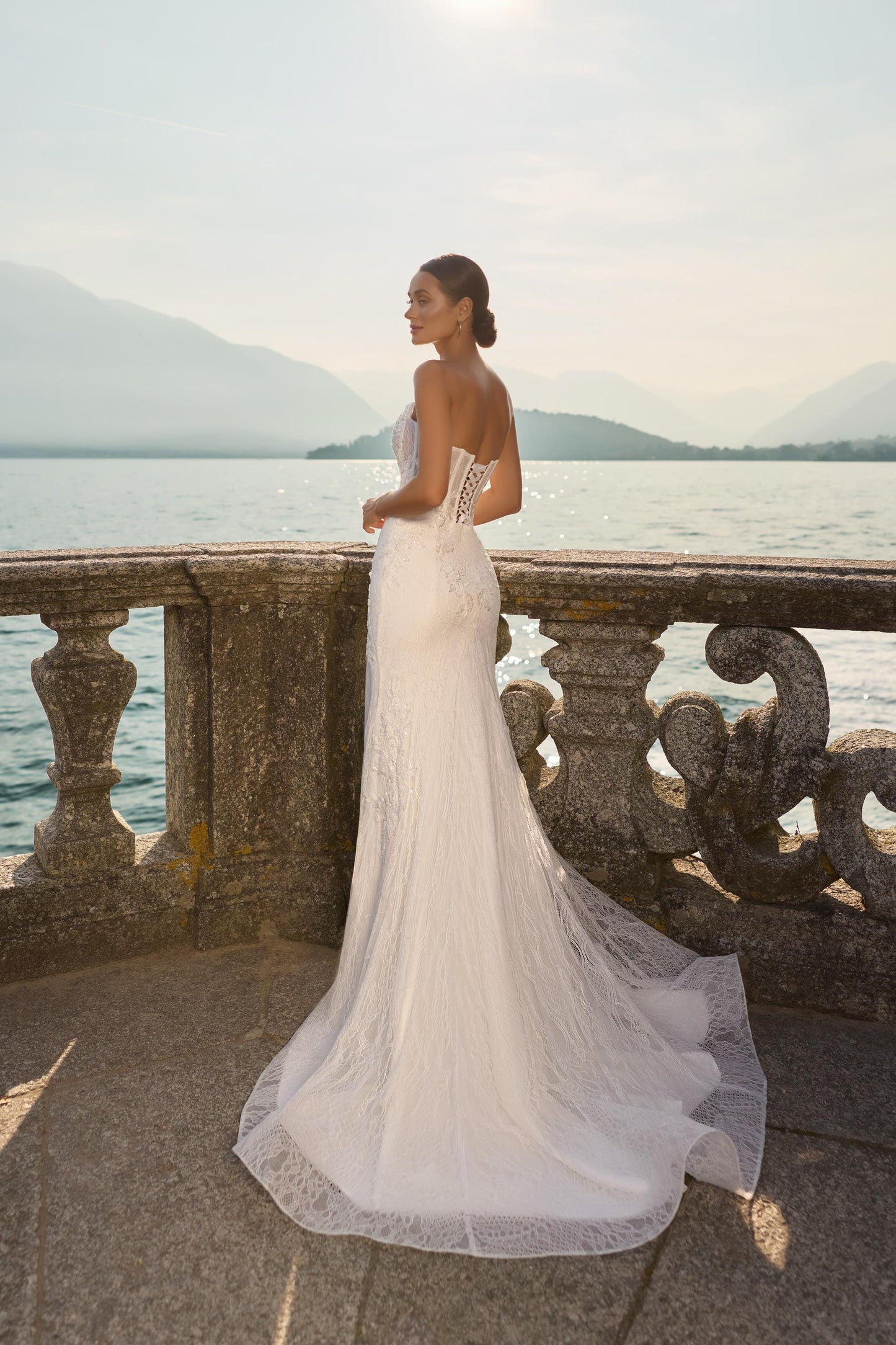 Strapless Lace Wedding Dress Corset Bridal Gown Elegant Fitted Wedding Dress with Train Italian Style Bride
