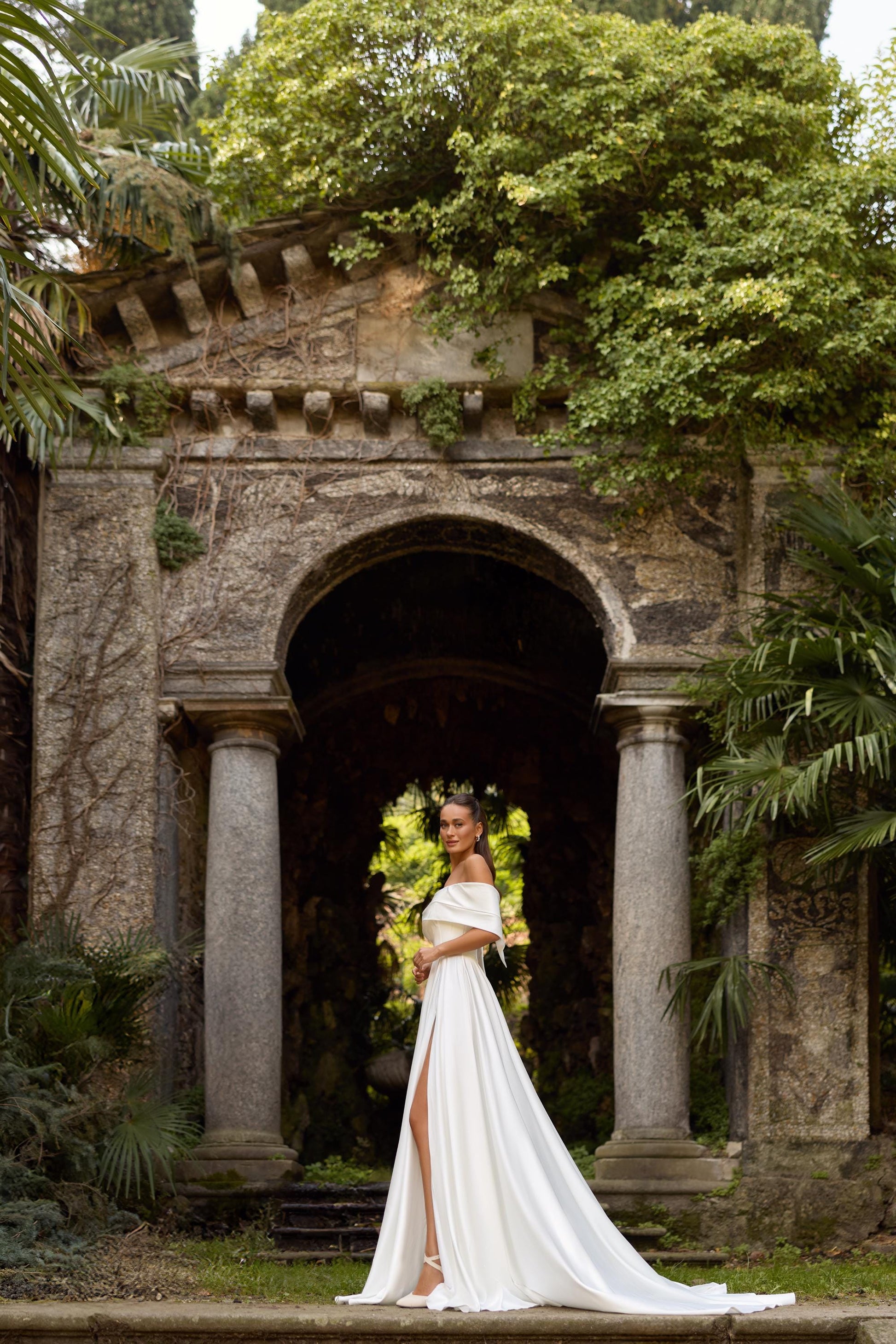 Wedding Dress Off Shoulder Bridal Gown Elegant Minimalist Slit Skirt Modern Corset Wedding Dress with train