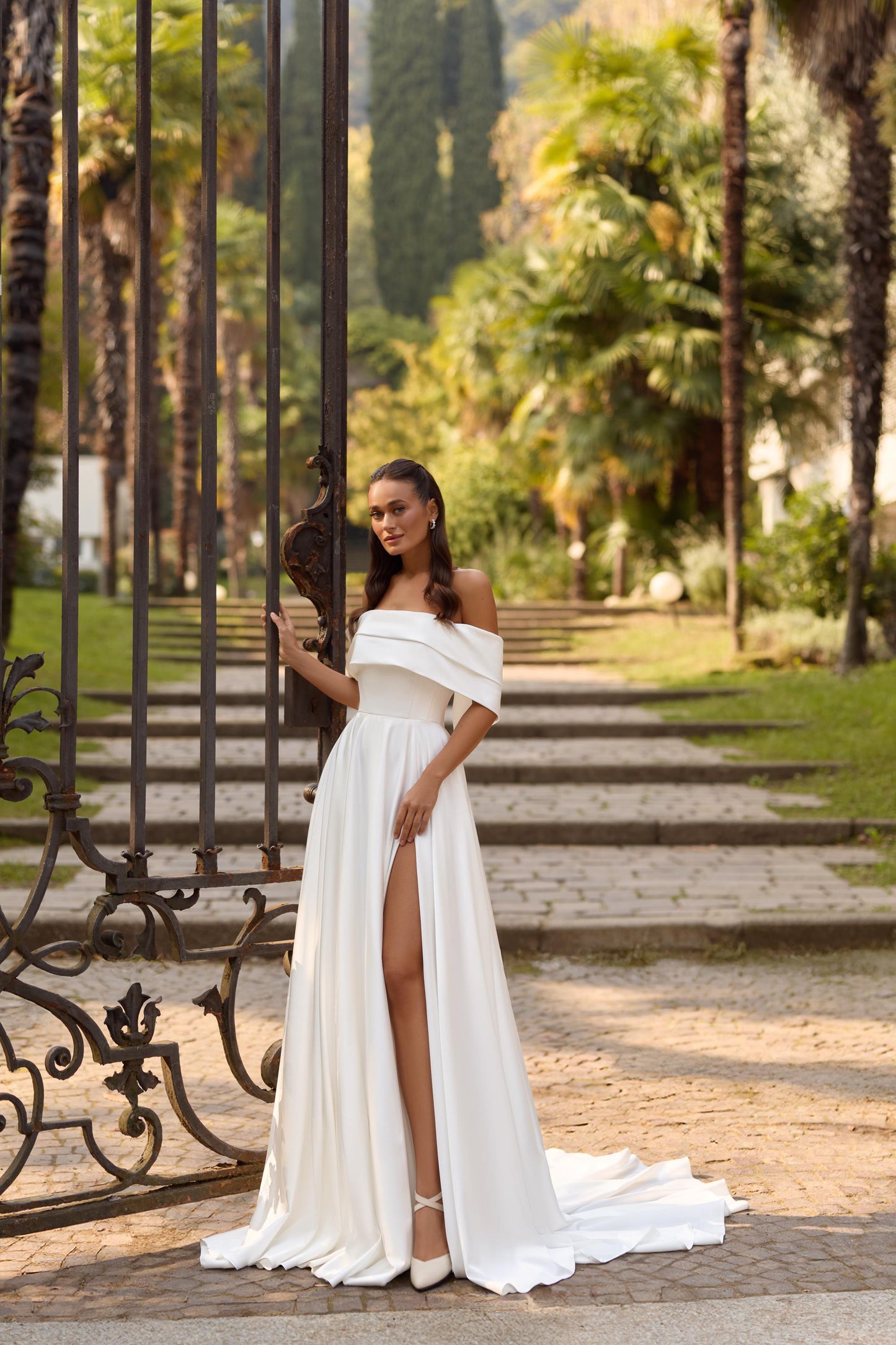 Wedding Dress Off Shoulder Bridal Gown Elegant Minimalist Slit Skirt Modern Corset Wedding Dress with train