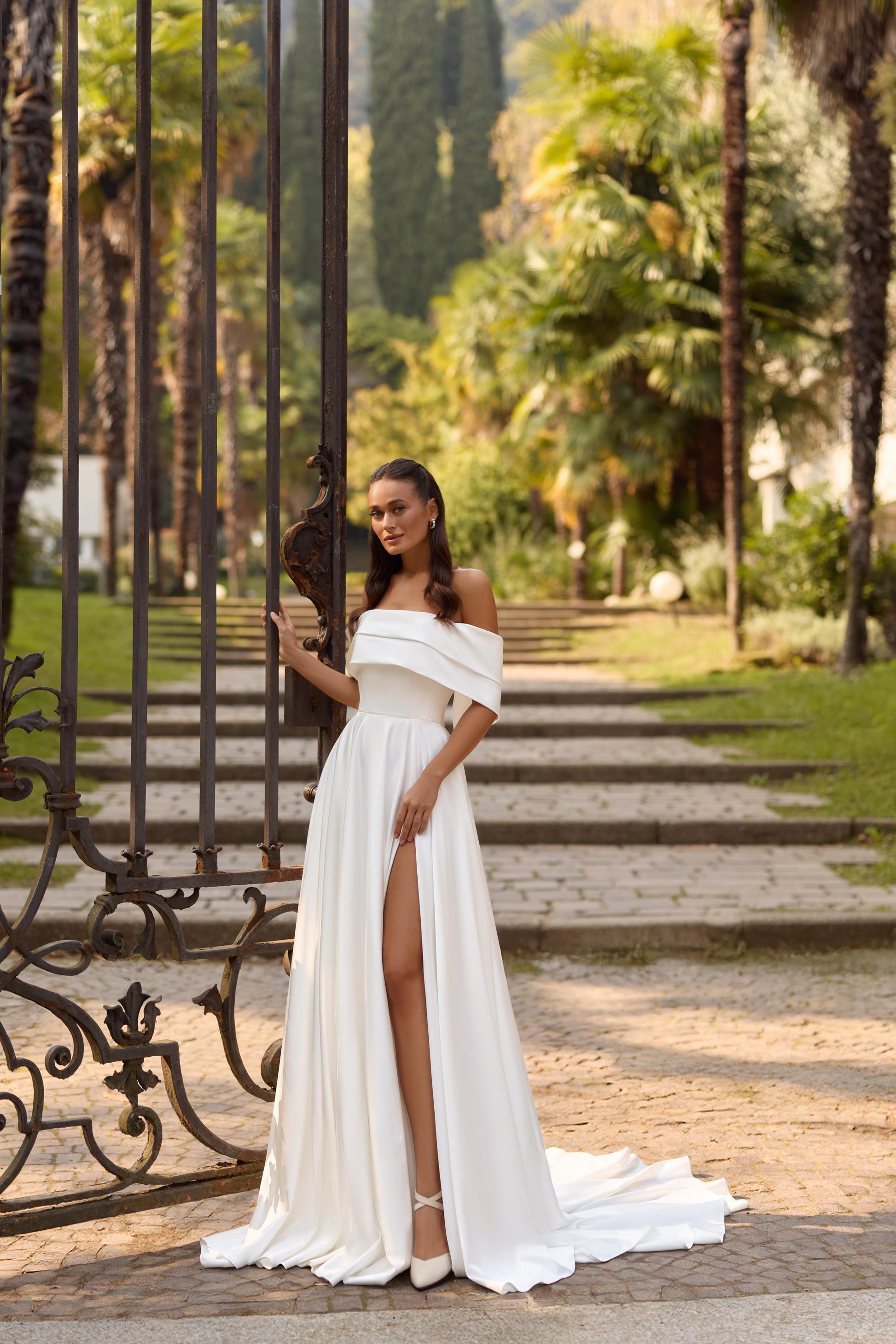 Wedding Dress Off Shoulder Bridal Gown Elegant Minimalist Slit Skirt Modern Corset Wedding Dress with train