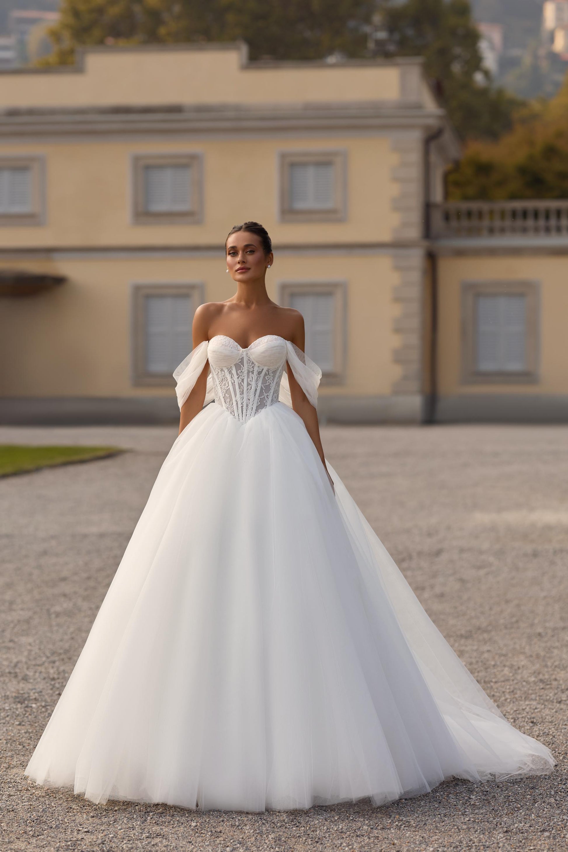 Off Shoulder Ball Gown Wedding Dress Corset Lace Bridal Gown Tulle Skirt Romantic Luxury Bride Dress