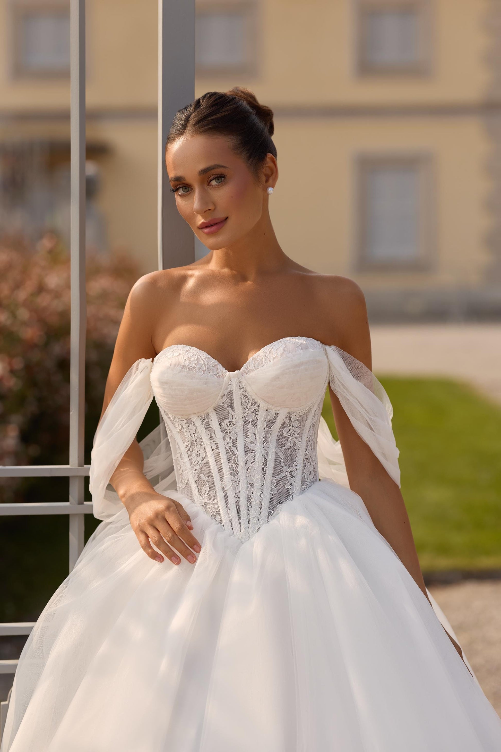 Off Shoulder Ball Gown Wedding Dress Corset Lace Bridal Gown Tulle Skirt Romantic Luxury Bride Dress