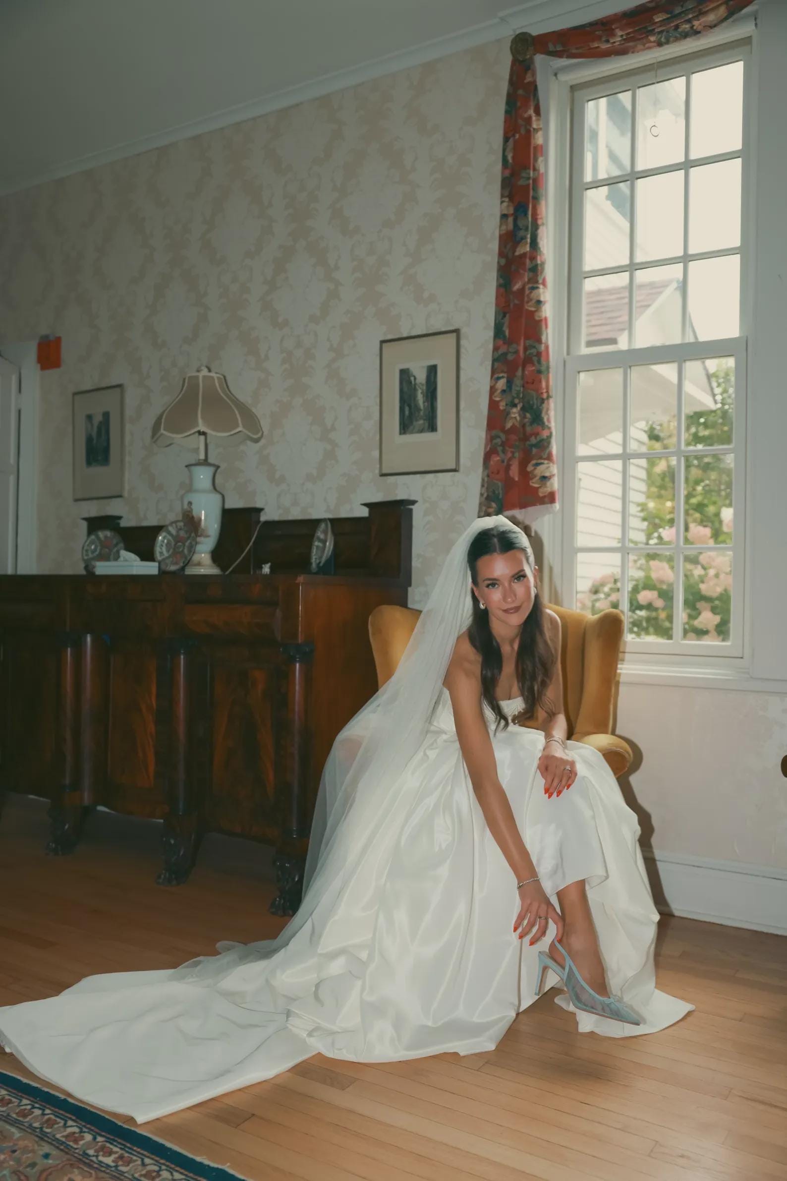 Taffeta wedding dress, corset bridal gown with train, strapless ball gown, minimalist luxury wedding dress bride